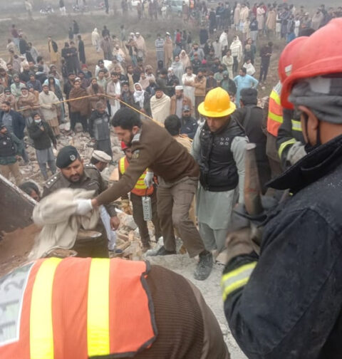 نوشہرہ میں سلنڈر پھٹنے سے عمارت منہدم ملبے سے 3 لاشیں اور چار زخمیوں کو نکال لیا گیا