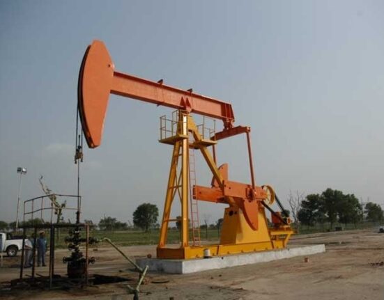 پاکستان میں تیل اور گیس کی یومیہ پیداوار میں اضافہ