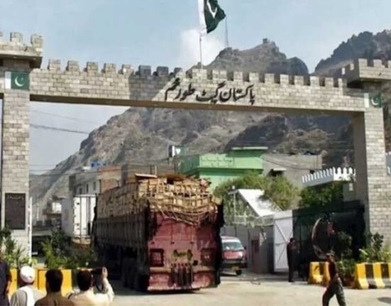 طور خم بارڈر 9 روز بعد آمدورفت اور مال بردار گاڑیوں کیلئے کھول دیا گیا