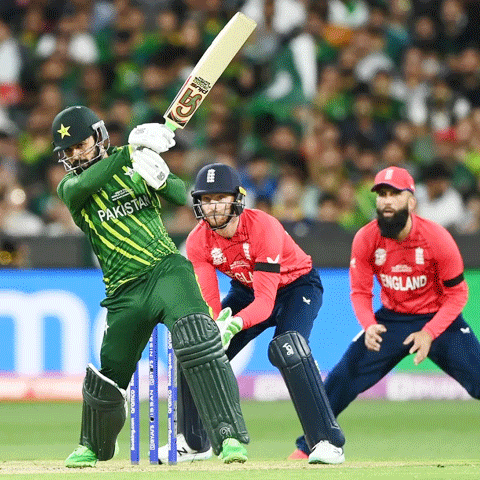 ٹی20 ورلڈکپ فائنل؛ انگلینڈ نے پاکستان کو 137 رنز تک محدود کردیا