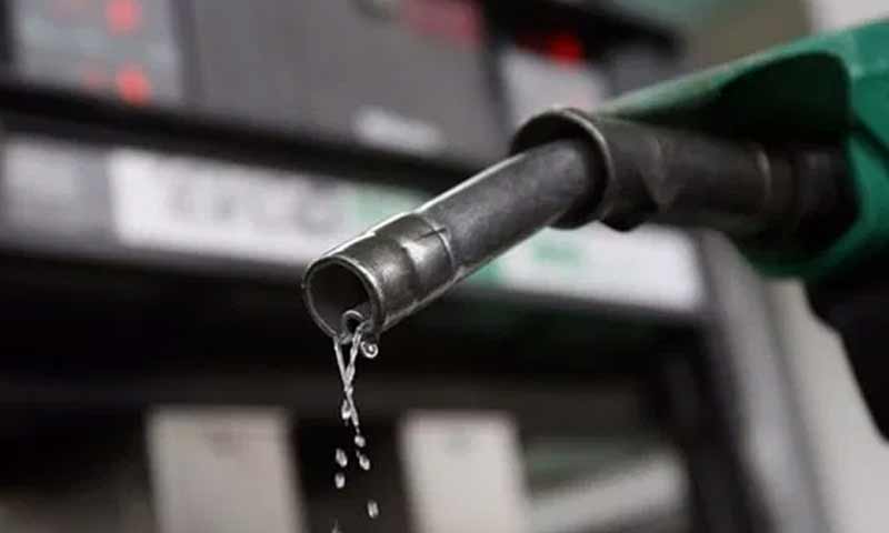 پیٹرول کی قیمت میں 36 سے 38 روپے کمی کا امکان