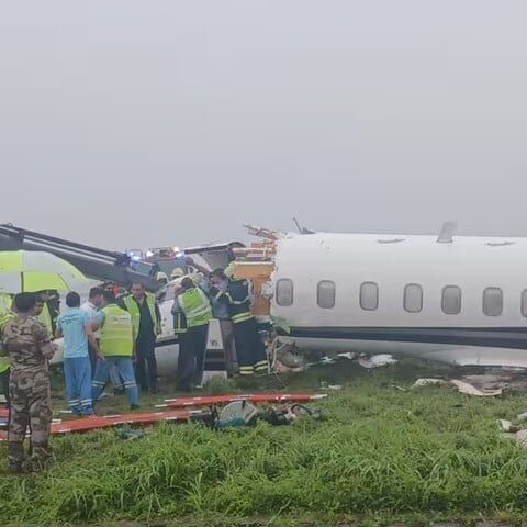 ممبئی ایئرپورٹ پر مسافر بردار طیارہ تباہ؛ ہلاکتوں کا خدشہ