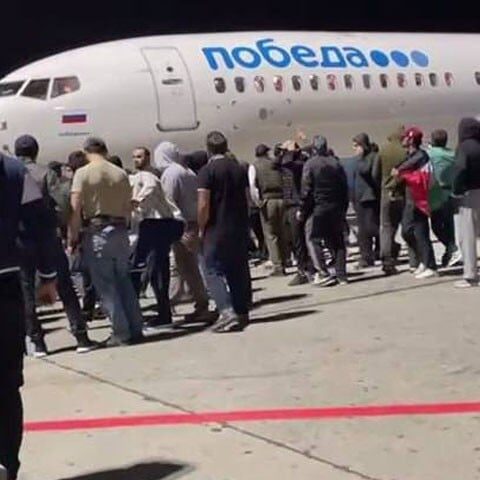 داغستان؛ ہزاروں افراد کا احتجاج، اسرائیل سے آنے والے طیارے پر دھاوا بول دیا