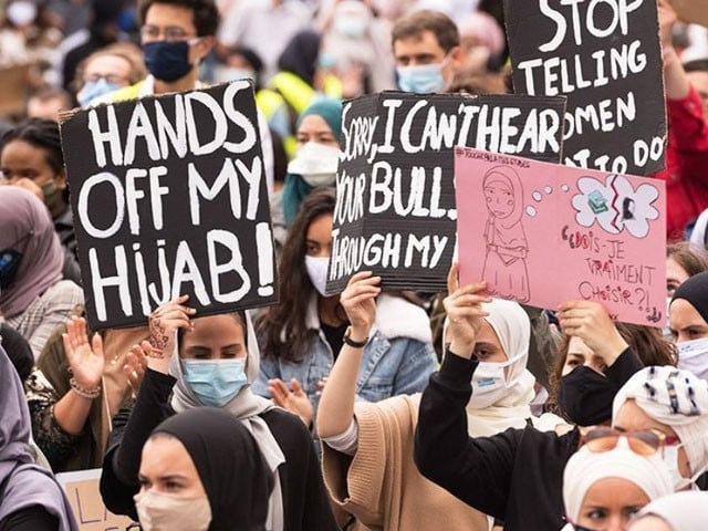 فرانس میں عبایا پہن کر آنے والی طالبات اور اساتذہ کو واپس گھر بھیج دیا گیا