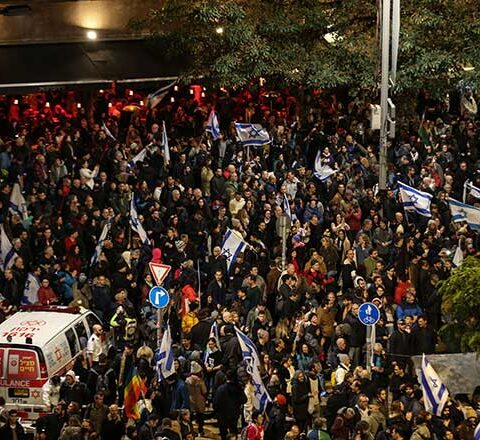 اسرائیل میں کالے قانون کیخلاف ہزاروں مظاہرین نے پارلیمنٹ کا گھیراؤ کرلیا