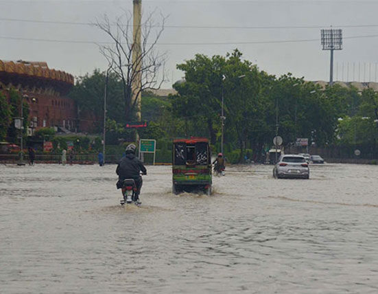 لاہور کے مختلف علاقوں میں طوفانی بارش، نشیبی علاقے زیر آب، بجلی کا نظام درہم برہم