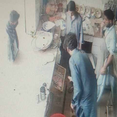 راولپنڈی؛ دودھ دہی کی دکان پر ڈکیتی، ڈاکوؤں نے ڈھائی لاکھ روپے لوٹ لیے