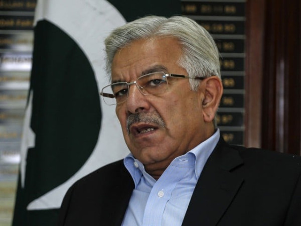 پی ٹی آئی بیرونی طاقتوں کو کہہ کر عمران خان کو بیرون ملک بھجوانا چاہتی ہے، خواجہ آصف