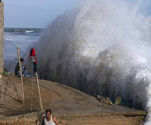 سمندری طوفان کا کراچی سے فاصلہ مزید کم، 13 جون کو آندھی اور بارش کا امکان