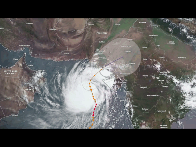 سمندری طوفان کراچی سے صرف 380 کلومیٹر دور، لہریں 30 فٹ تک بلند