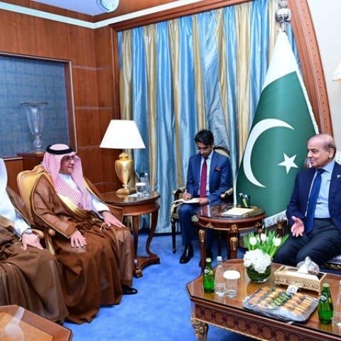 وزیراعظم سعودی عرب پہنچ گئے، شاہی دربار کے مشیر سے ملاقات