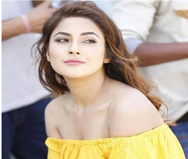 شہناز گل نے مداحوں کو پیچھے ہٹانے پر گارڈ کو ڈانٹ دیا