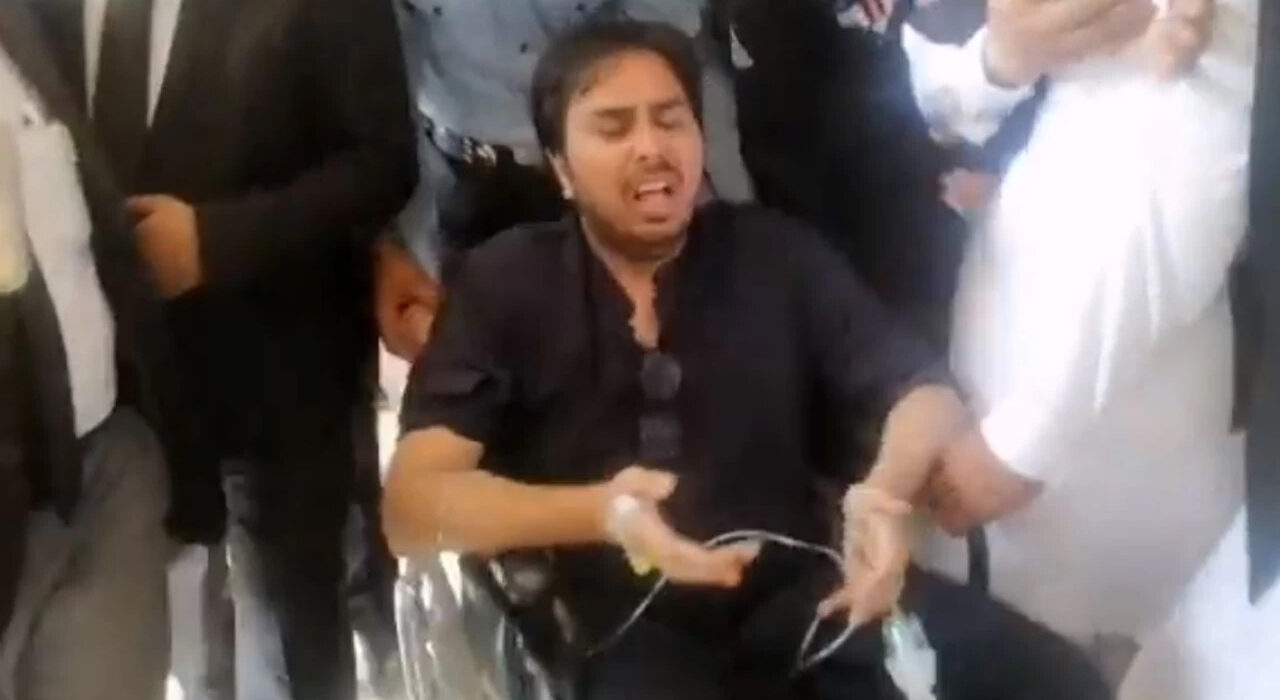 شہباز گل ایمبولینس میں عدالت پہنچ گئے فرد جرم کی کارروائی مؤخر