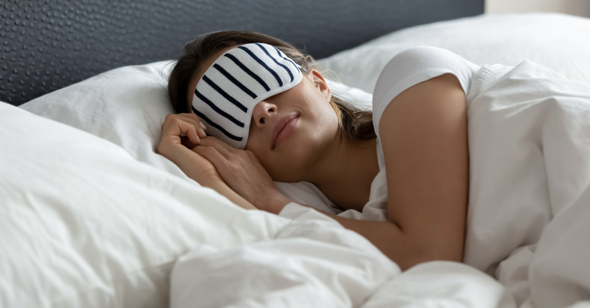 آنکھوں کو ڈھانپ کر سوئیں اور دماغی فوائد حاصل کیجئے