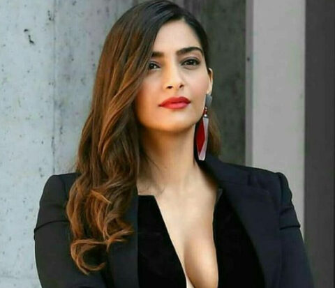 سونم کپور نے پاپرازی کو بیٹے کی تصویر لینے سے روک دیا