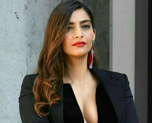 سونم کپور نے پاپرازی کو بیٹے کی تصویر لینے سے روک دیا