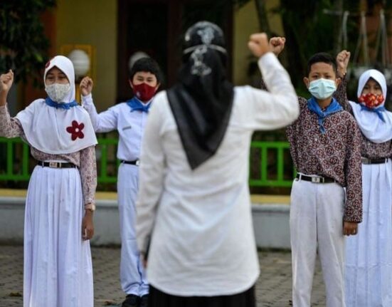 انڈونیشیا میں حجاب نہ کرنے پر استاد نے 14 طالبات کے بال کاٹ دیئے