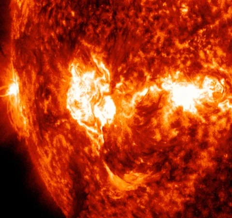 سورج سے ایک بار پھر شدید توانائی کا اخراج