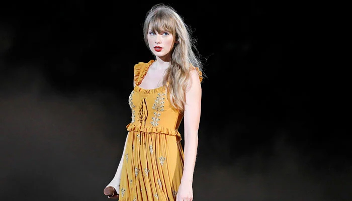 ٹیلر سوئفٹ کے منہ میں لائیو کانسرٹ کے دوران مکھی چلی گئی، ویڈیو وائرل