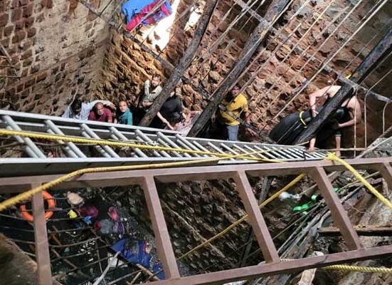 بھارت میں مندر کے کنویں پربنا فرش ٹوٹ گیا 35 افراد ہلاک