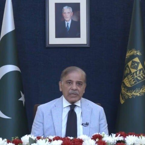قرض لے لے کر ہم نے اپنے وقار کو مجروح کرلیا ہے،اب کشکول توڑ کر محنت کرنا ہوگی، وزیراعظم