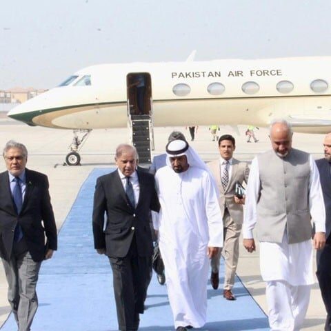 وزیراعظم ایک روزہ دورے پر متحدہ عرب امارات پہنچ گئے