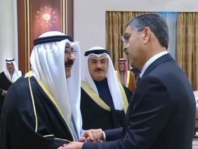 نگراں وزیراعظم کا امیرشیخ نواف الاحمد کے انتقال پر تعزیت کیلیے کویت کا دورہ