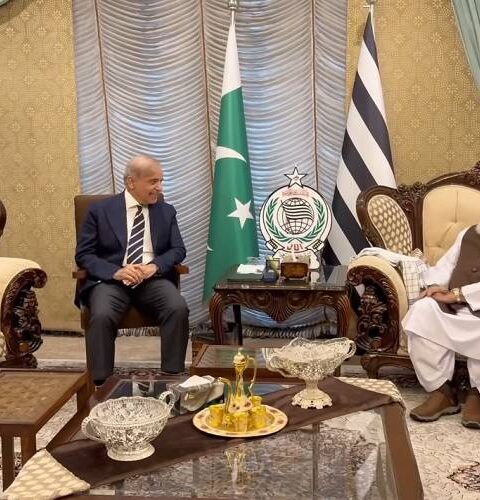 صدر مملکت کے بعد وزیراعظم کی بھی مولانا فضل الرحمان سے ملاقات،اندرونی کہانی سامنے آگئی
