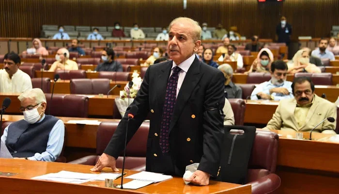 وزیراعظم کا چیف جسٹس کے اختیارات کم کرنے کیلیے قومی اسمبلی سے قانون سازی کا مطالبہ