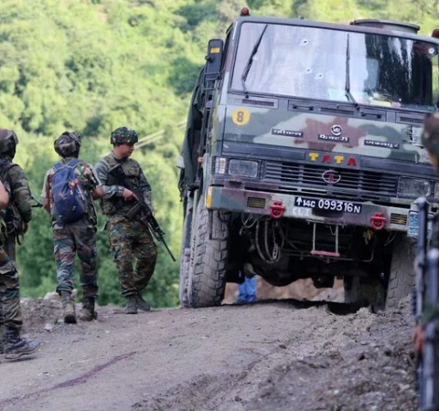 مقبوضہ کشمیر میں بھارتی فوج کی گاڑی پر حملہ؛ 4 ہلاک اور 3 زخمی