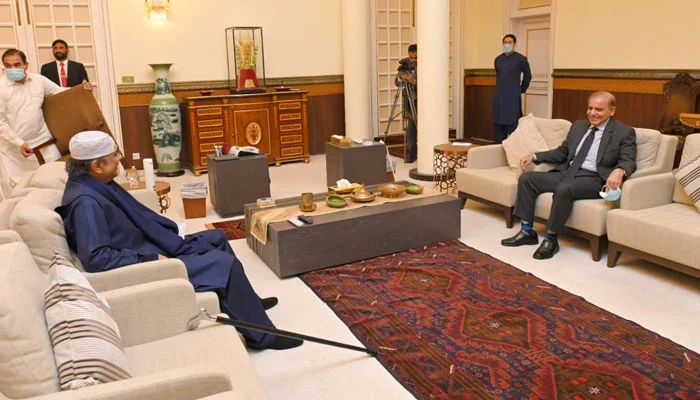 شہباز شریف سے ملاقات کیلئے آصف زرداری کی وزیراعظم ہاؤس آمد پاکستان پیپلز پارٹی کے شریک چیئرمین اور سابق صدر آصف علی زرداری شہباز شریف سے ملاقات کیلیے وزیراعظم ہاؤس پہنچ گئے۔ وزیراعظم شہباز شریف نے آصف علی زرداری کا استقبال کیا اور ان کی مزاج پرسی کی۔ دوران ملاقات شہباز شریف نے سابق صدر کی پرائمنسٹر ہاوس آمد پر شکریہ ادا کیا۔ دونوں قائدین نے اس موقع پر ملکی صورتحال پر بھی تبادلہ خیال کیا۔